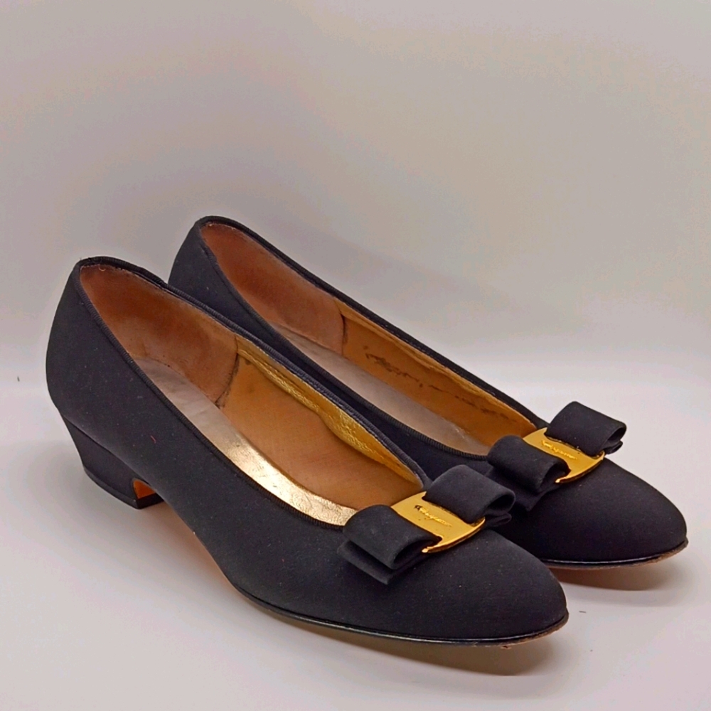 Vintage Salvatore Ferragamo Vara Bow Pumps Sz 7